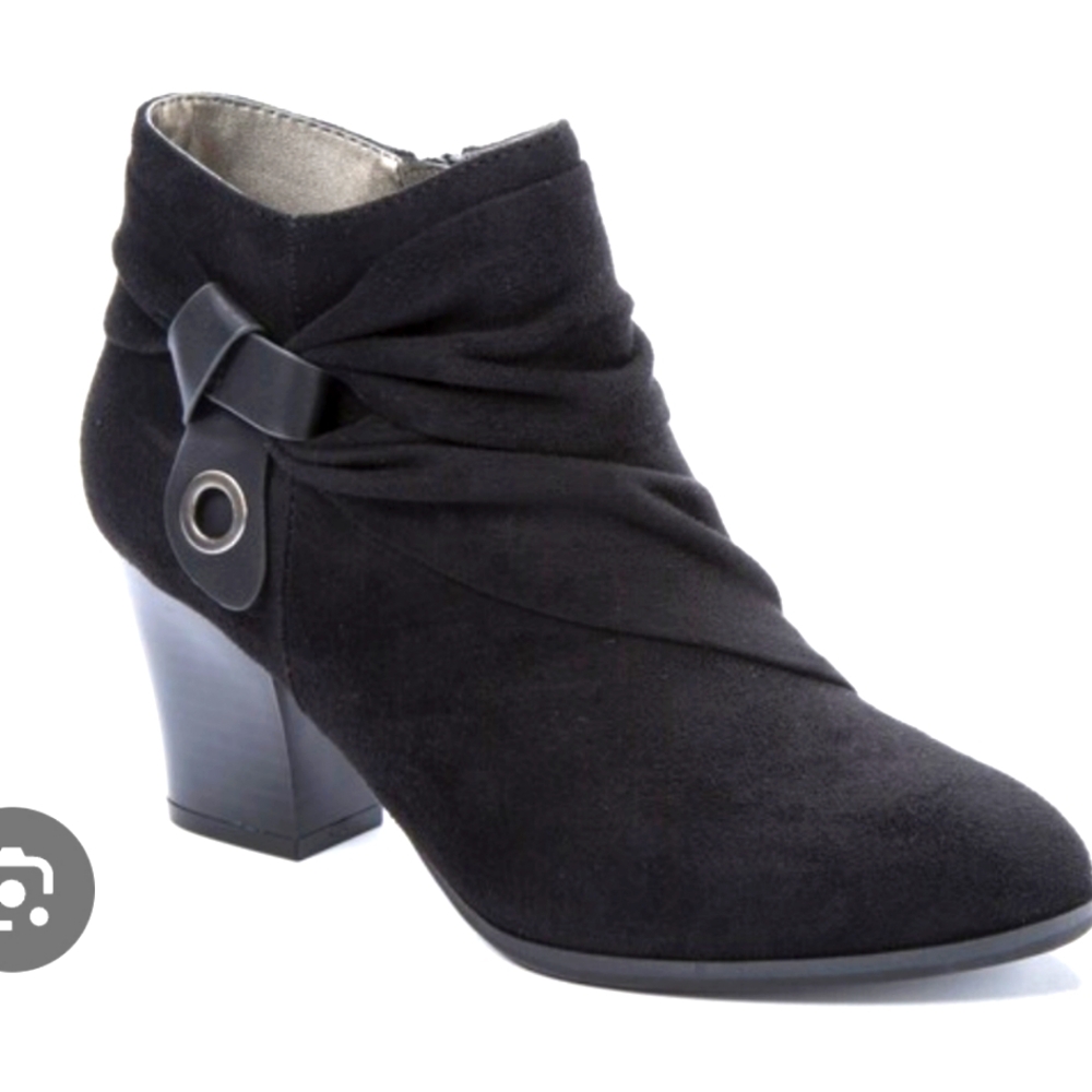 Andrew Geller Women's 7M Ginnie Ankle Booties